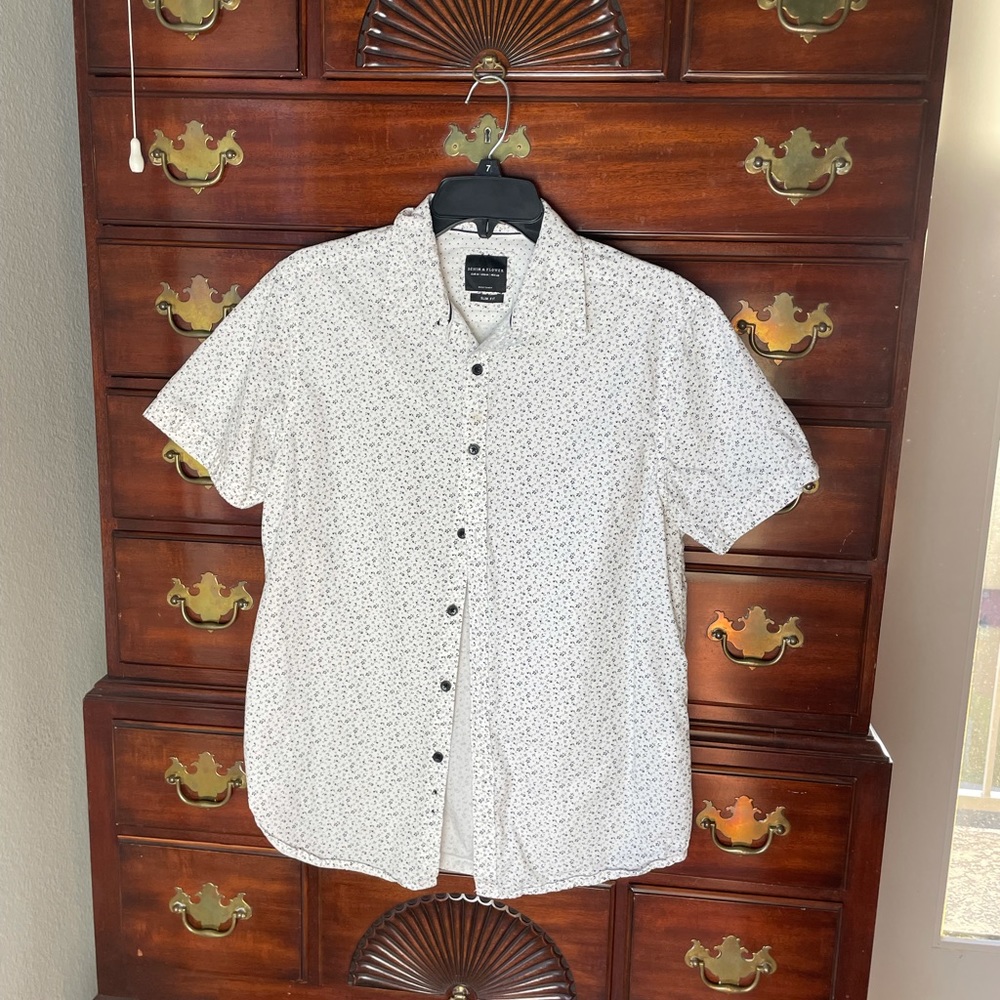 ***SOLD***Denim and flowers Men’s Button Down shirt Slim Fit size Medium